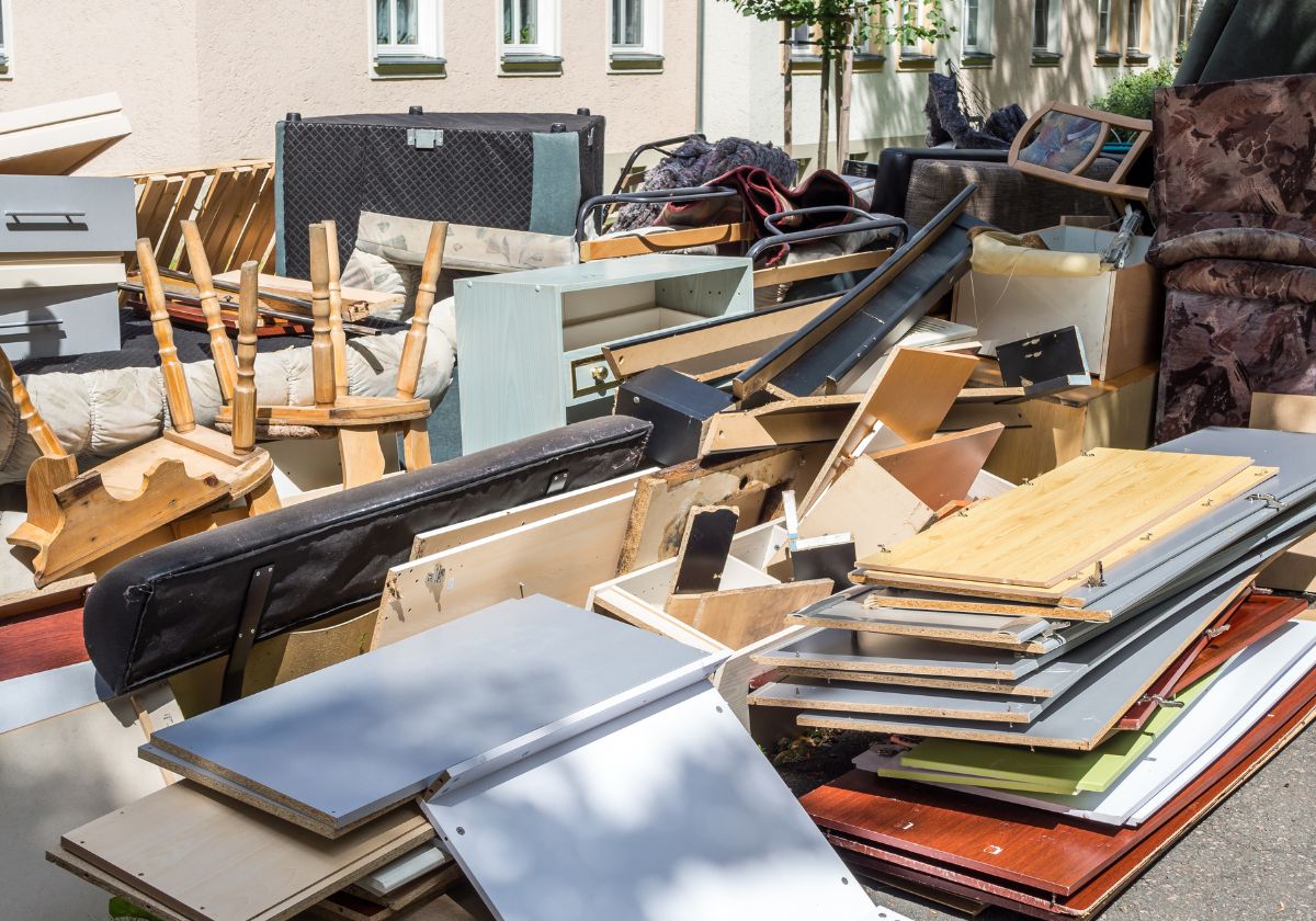 Ausgeräumter Sperrmüll und zerlegten Einrichtungsgegenständen.